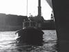 Anni 70, la motobarca degli ormeggiatori, si porta sotto il mascone di prora per passare in terra un cavo di ferro