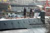 Settembre 2009 - Gli ormeggiatori sulle loro barche e sui ponti del sommergibile Nazario Sauro