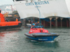 Tre barche degli ormeggiatori assistono la nave Costa Fortuna