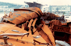 fotografia dei ponti della petroliera hakuyo maru, distrutti dopo l'esplosione