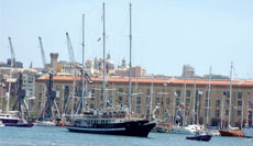 dentro il porto, ormeggiatori in assistenza ad una Tall Ship