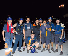 fotografia della squadra degli ormeggiatori nella darsenetta durante il turno notturno